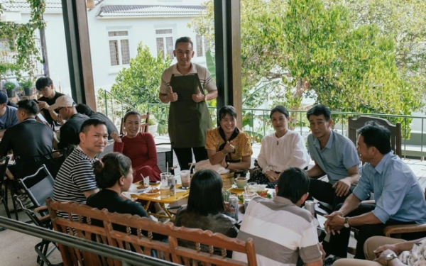TP.HCM: 10 cô giáo tiểu học hẹn nhau đi uống nước, mỗi người nhận 2 tỷ đồng