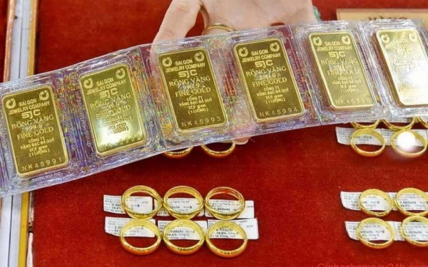 Cập nhật giá vàng mới nhất: Vàng nhẫn đồng loạt giảm, vàng thế giới chịu áp lực