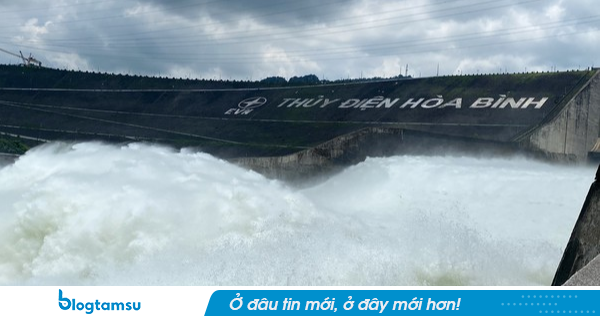 Hồ thủy điện Hòa Bình mở một cửa xả lũ