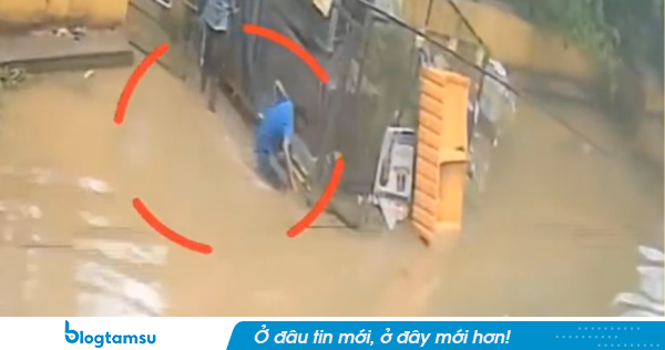 Đang đi bộ trên con đường ngập nước, nam bảo vệ ngã gục rồi tử vong