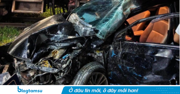 Xe 4 chỗ bị vò nát sau va chạm với tàu hỏa ở Hà Nội
