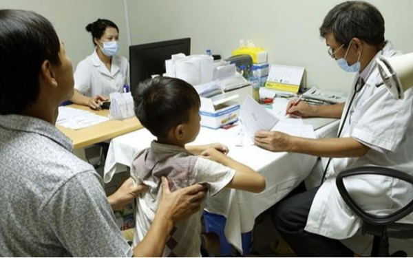 Bé trai đau bụng dữ dội đi khám phát hiện mắc K giai đoạn cuối, bố mẹ ân hận: 