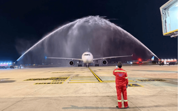 Lý do sân bay Nội Bài phun vòi rồng giữa đường băng đón một máy bay lạ vừa hạ cánh