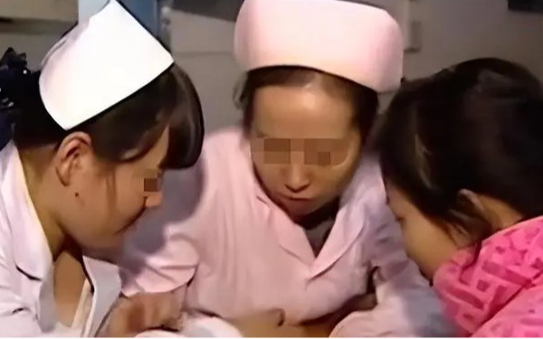 Cặp song sinh qua đời sau 3 ngày, nửa năm sau 1 bé hồi sinh kỳ diệu, người vợ phát hiện bí mật động trời của chồng