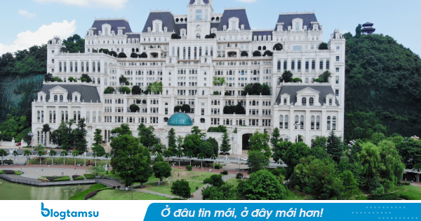 Bí ẩn tòa biệt thự màu trắng 12 tầng, trị giá 9.500 tỷ giữa làng quê: Sáng đèn mỗi đêm nhưng chủ nhân vẫn là ẩn số