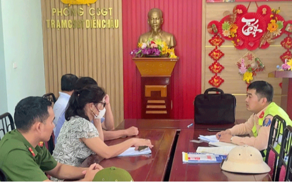 Cái kết đắng cho nữ tài xế cố tình băng qua đường ray khi đèn cảnh báo đã chuyển đỏ và rào chắn đang hạ