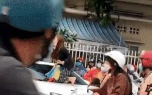 Xôn xao clip vợ chặn đầu xe, 'cố thủ' trên capo khi thấy chồng 'đi đu đưa' cùng bồ nhí