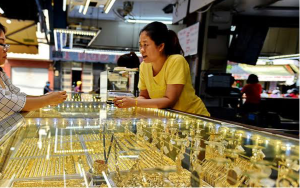 Giá vàng hôm nay mới nhất (17/7): Tiếp tục lao dốc