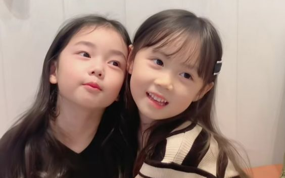 Tin vui với những gia đình sinh 2 con gái
