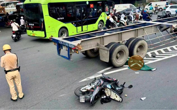 Thương tâm: Cô gái 23 tuổi tử vong dưới gầm container tại “khúc cua tử thần”