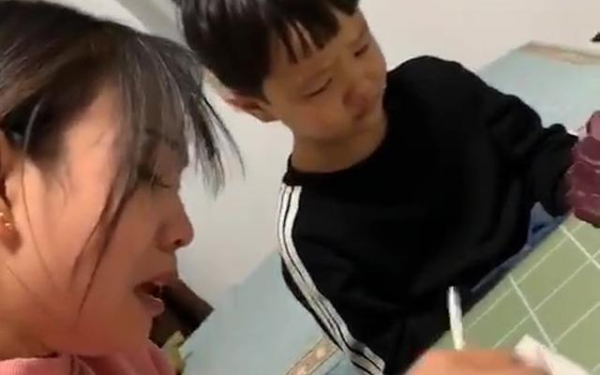 Cậu bé làm phép tính "11-4=7" bị gạch sai, mẹ lên kiện cô giáo thì nhận về cái kết đắng