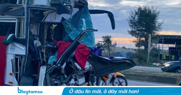 Xe khách dừng bên quốc lộ bị xe cùng chiều tông trúng, nhiều người nhập viện