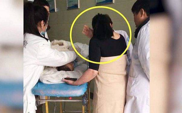 Con 2 tuổi uống nhầm keo 502, mẹ nhanh trí cứu nguy, bác sĩ hết lời khen ngợi