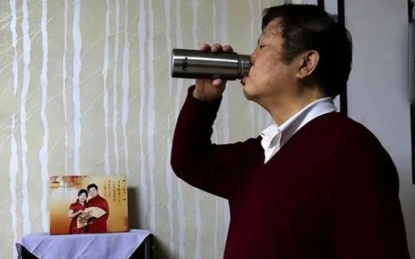 Thức dậy giữa đêm uống nước, người đàn ông ra đi sau 5 ngày: Bác sĩ cảnh báo 4 thói quen tưởng vô hại nhưng cực nguy hiểm