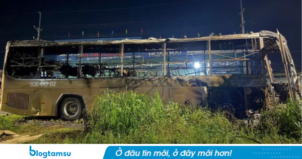 Xe khách gặp nạn bốc cháy, 7 người tử vong