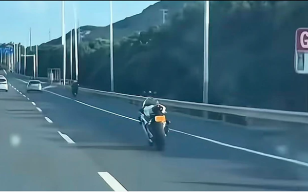 Đang ngồi ô tô, người đàn ông phát hiện xe máy "ma" tự lái: Bám theo gần 3km mới thấy kết cục