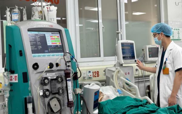 Bé trai đau bụng dữ dội, bác sĩ phát hiện máu 