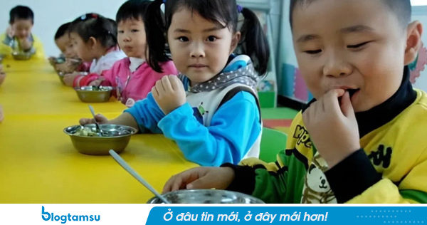 Con đi học gầy tong teo, mẹ tình cờ xem được tài khoản MXH của nhân viên bếp ăn nhà trường rồi phát hiện sự thật gây sốc