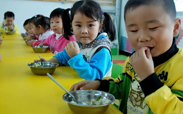 Con đi học gầy tong teo, mẹ tình cờ xem được tài khoản MXH của nhân viên bếp ăn nhà trường rồi phát hiện sự thật gây sốc