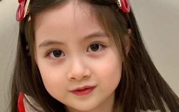 Mẹ đặt tên con là HOÀNG THỊ VÉT, đi khai sinh cán bộ đổi vài nét mà được cái tên hay nhất Việt Nam