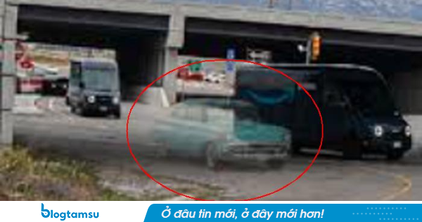 Dừng đèn đỏ, cặp đôi bàng hoàng thấy ô tô 
