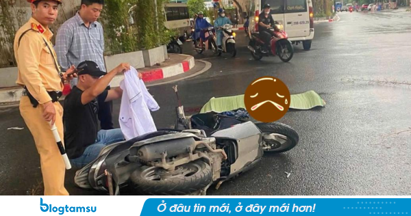 Hà Nội: Va chạm với ô tô 16 chỗ dưới gầm cầu vượt, người phụ nữ đi xe máy tử vong tại chỗ