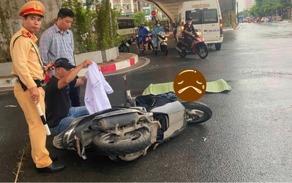 Hà Nội: Va chạm với ô tô 16 chỗ dưới gầm cầu vượt, người phụ nữ đi xe máy tử vong tại chỗ