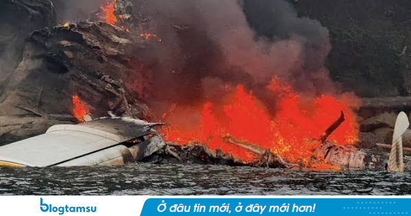 KINH HOÀNG: Video ghi lại khoảnh khắc thủy phi cơ chở 11 người rơi xuống biển, bốc cháy ngùn ngụt