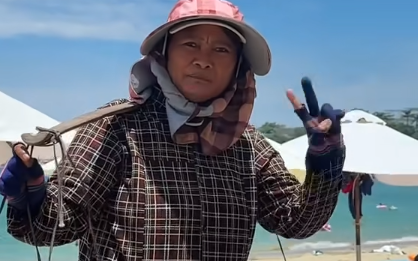 Lý do người phụ nữ bán trái cây nổi tiếng ở bờ biển Nha Trang bị thu gánh hàng, biện pháp xử lý rất bất ngờ