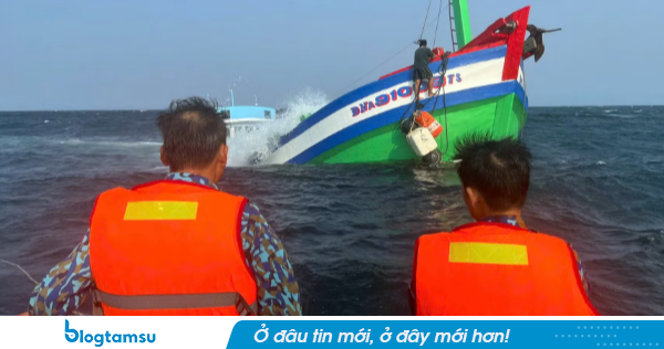 Chìm tàu cá ở Trường Sa, 33 ngư dân thoát nạn, 3 người mất tích