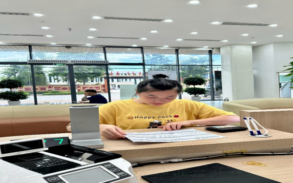 Công an xã Thiện Hòa hỗ trợ người dân nhận lại 200 triệu đồng chuyển nhầm