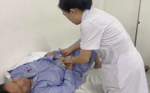 6 tháng rụng tóc, nổi ban đỏ, cô gái 22 tuổi SUY SỤP khi bác sĩ chẩn đoán