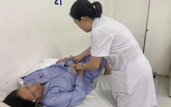 6 tháng rụng tóc, nổi ban đỏ, cô gái 22 tuổi SUY SỤP khi bác sĩ chẩn đoán
