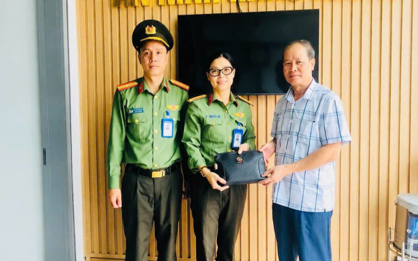Phát hiện chiếc túi da chứa 3 cọc tiền cùng sổ tiết kiệm kiệm hơn 4 tỷ đồng bị bỏ quên tại sân bay Pleiku