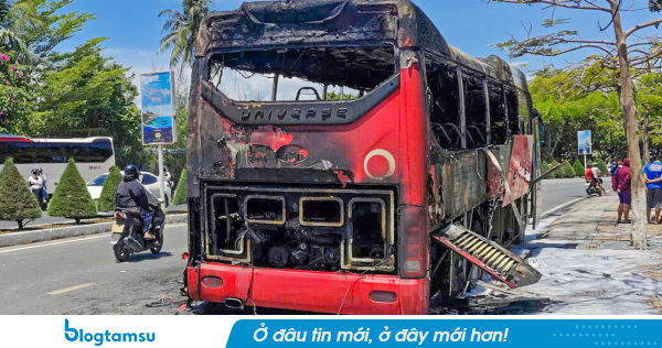 Ôtô chở 40 hành khách cháy trên đường ven biển Nha Trang