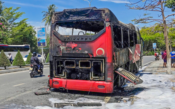 Ôtô chở 40 hành khách cháy trên đường ven biển Nha Trang