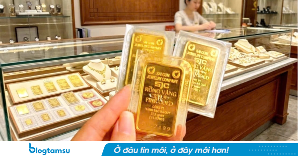 Giá vàng MỚI NHẤT: SJC, DOJI, PNJ đồng loạt giảm mạnh, vàng nhẫn vượt giá vàng miếng