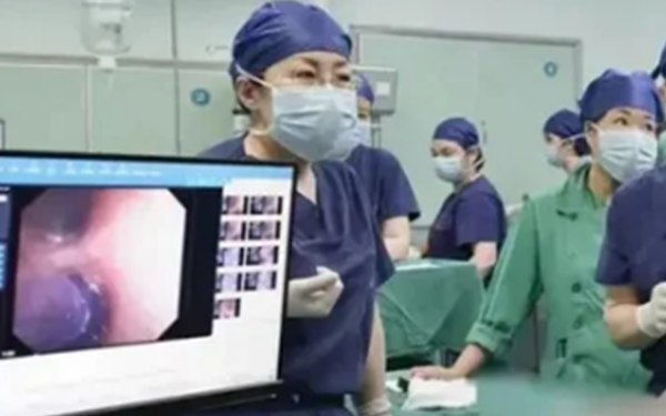Bé gái 6 tuổi ho suốt ngày, bố mẹ sốc khi bác sĩ lấy thứ 'đáng sợ' lấp đầy hai lá phổi