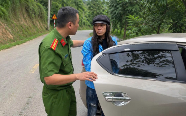 Lào Cai: Bắt người đàn ông giả gái, ngụy trang bằng tóc giả, phát hiện vật thể khó tin mang trong người