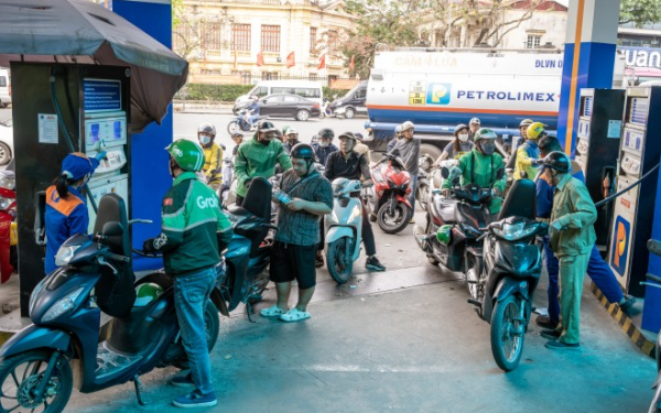 Giá xăng tiếp tục tăng