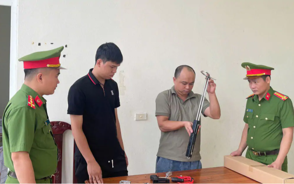 Khám xét khẩn cấp nơi ở TikToker Đỗ Mạnh Tùng, nhiều tang vật bị "nóng" thu giữ tại chỗ