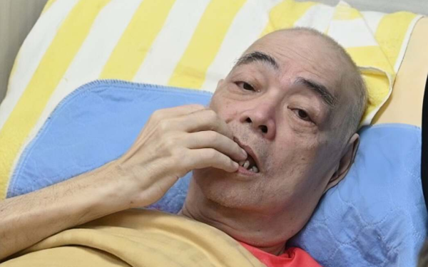 Nam nghệ sĩ bị viện dưỡng lão ngược đãi rơi vào tình trạng nguy hiểm, cơ thể hoại tử không thể cử động