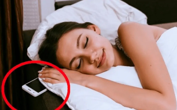 Lời khuyên cho những người đặt điện thoại cạnh giường suốt đêm: Nhiều người đang làm sai mà không biết