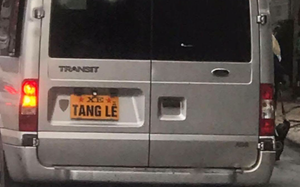 Xử lý tài xế ô tô dùng biển "xe tang lễ" che lấp biển số xe ở Hưng Yên