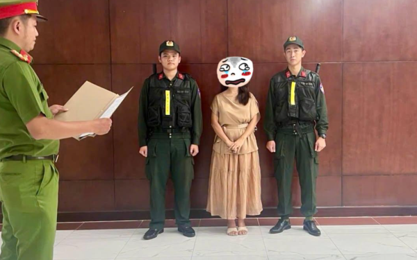 Bắt nữ ca sĩ nổi tiếng showbiz Việt