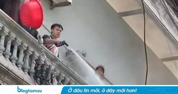 Khởi tố người đàn ông xịt nước vào thợ tháo dỡ mái nhà sát vách ở Hà Nội
