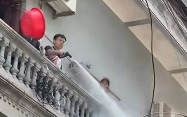 Khởi tố người đàn ông xịt nước vào thợ tháo dỡ mái nhà sát vách ở Hà Nội
