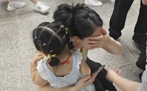 Thấy cô bé trên mạng giống hệt con gái mình, bà mẹ đòi xét nghiệm ADN vì nghi ngờ có con ruột khác mà không biết