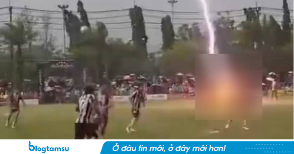 Thương tâm: Sét đánh giữa sân bóng, 1 cầu thủ tử vong, 12 người nhập viện