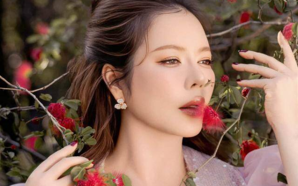 Lý Nhã Kỳ bị đào ồn ào 